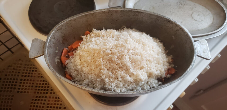Рисовая каша с мясом - добавляем рис к овощям