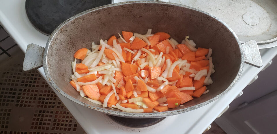 Рисовая каша с мясом - лук и морковка