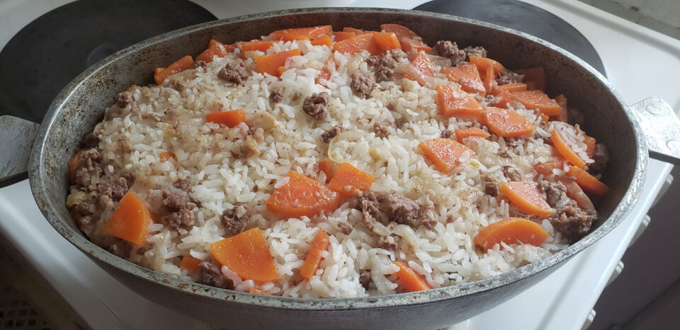 Рисовая каша с мясом - плов по домашнему готов