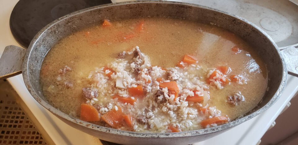 Рисовая каша с мясом - размешиваем рис, залитый водой