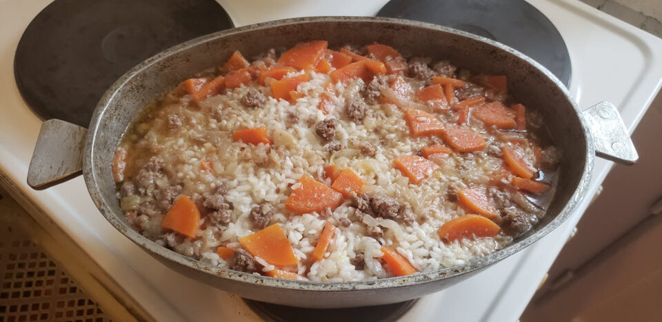 Рисовая каша с мясом - закипела, убавляем и томим на медленном огне