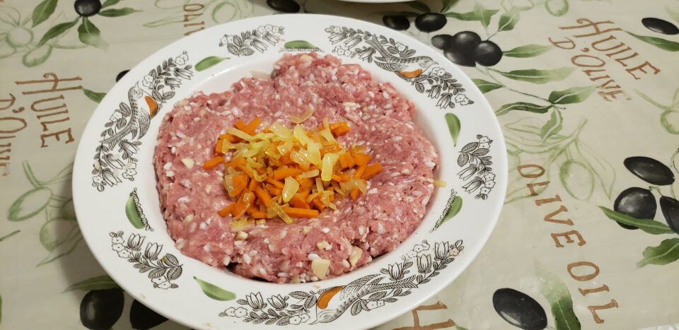 Фаршированный перец в духовке - лук и морковь сверху фарша