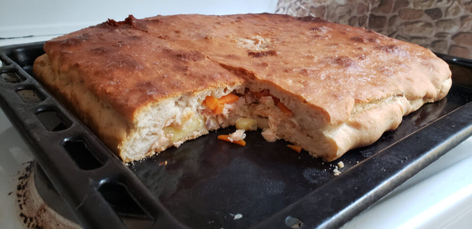Рыбный пирог из форели с овощами