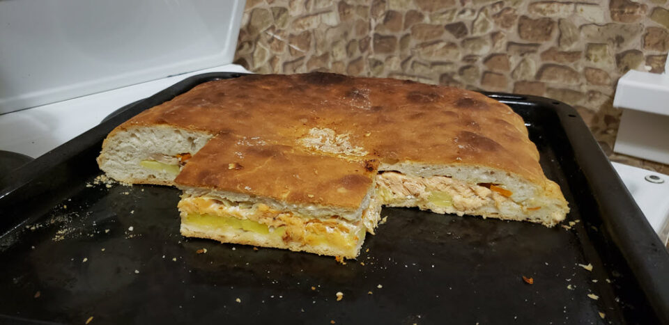 Рыбный пирог из форели - снимаем пробу рыбного пирога с овощами