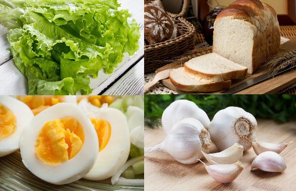 Салат зеленый, украшенный корочками хлеба