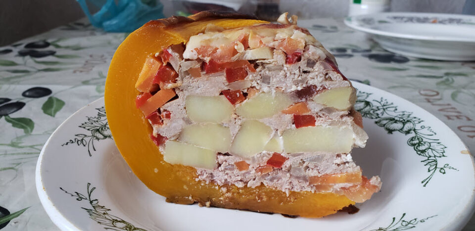 Тыква запеченная в духовке целиком, с мясом и картошкой