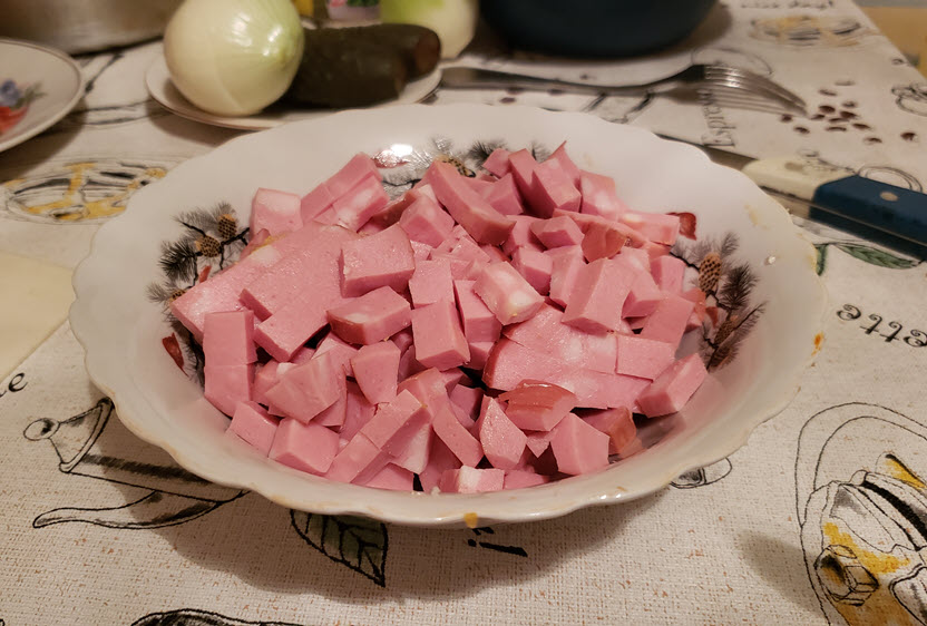 Салат оливье классический (зимний) - нарезанная колбаса