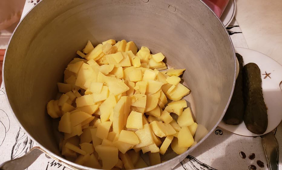 Салат оливье классический (зимний) - нарезанный картофель