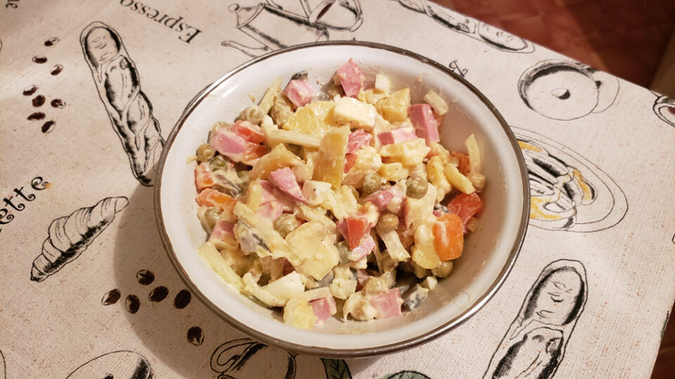 Салат оливье классический (зимний) с колбасой и яблоком